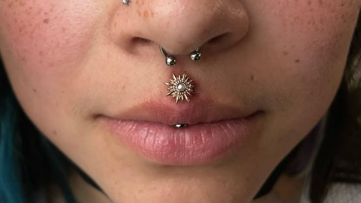 Vertical Labret/ Jestrum Piercing